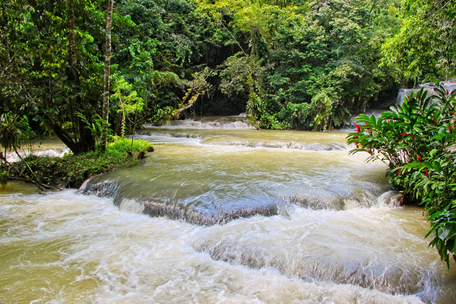 Cascade en Haïti, symbole de la force et de la puissance des Lwa du vaudou haïtien.