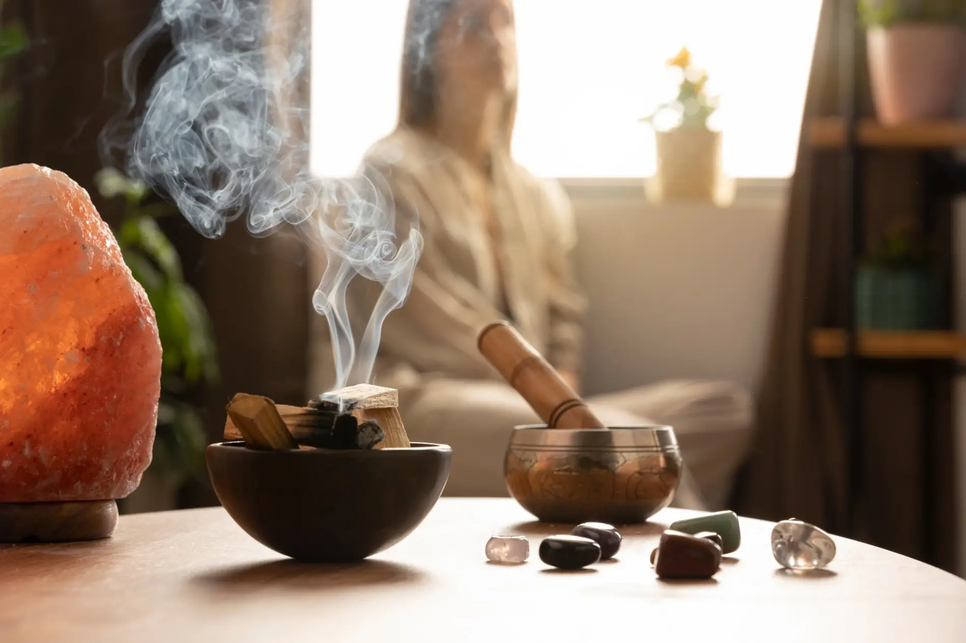Résine de copal blanc brûlant doucement sur un charbon ardent pour une cérémonie de purification maya.