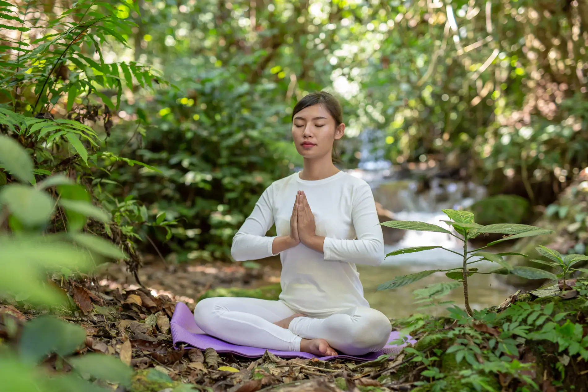 Femme pratiquant la récitation du psaume 35 pour la protection spirituelle au cœur de la nature.