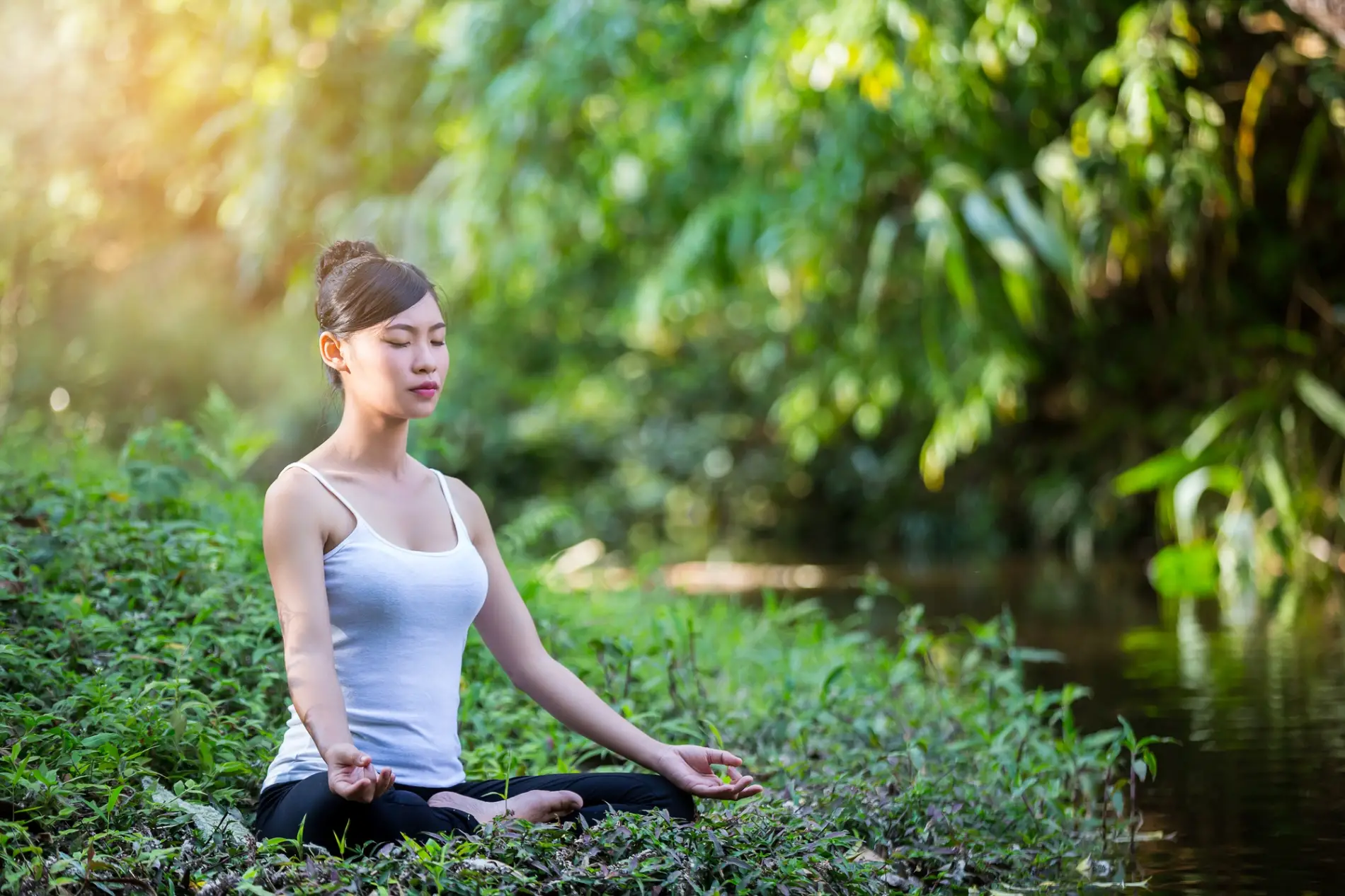 Femme récitant le Psaume 91 au bord de l'eau pour une protection spirituelle renforcée.